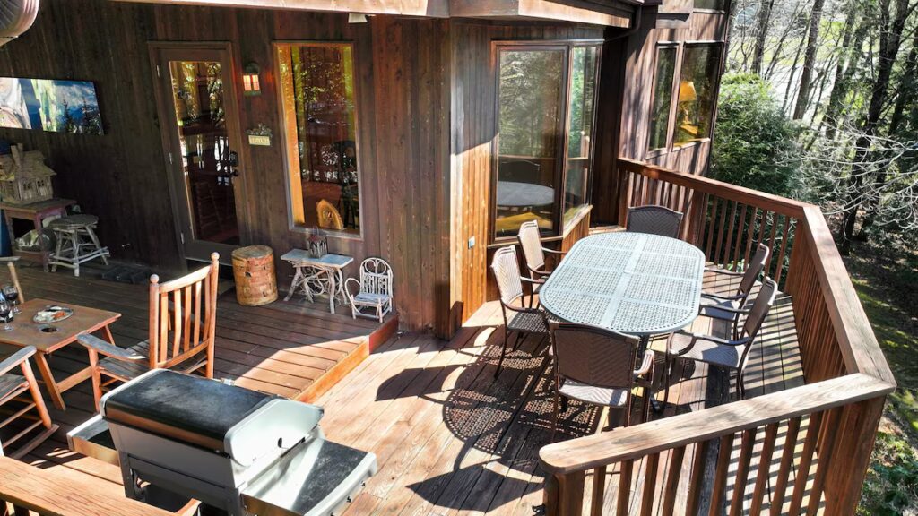 16_Deck and Outdoor Dining