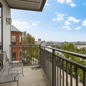 Nashville: Luxurious Downtown Corner